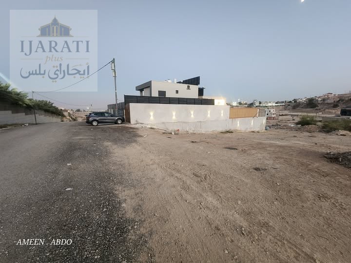 للبيع أرض مساحتها 725 متر مربع في موقع استراتيجي مقابل ملاهي تايجر لاند، منطقة حيوية وواعدة.